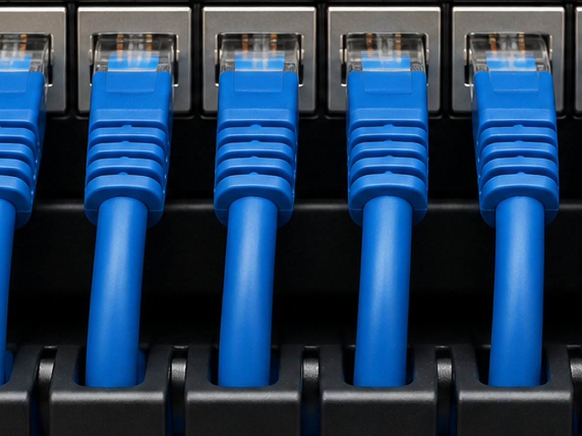 Nahaufnahme geordneter Netzwerkkabel an einem Patchfeld