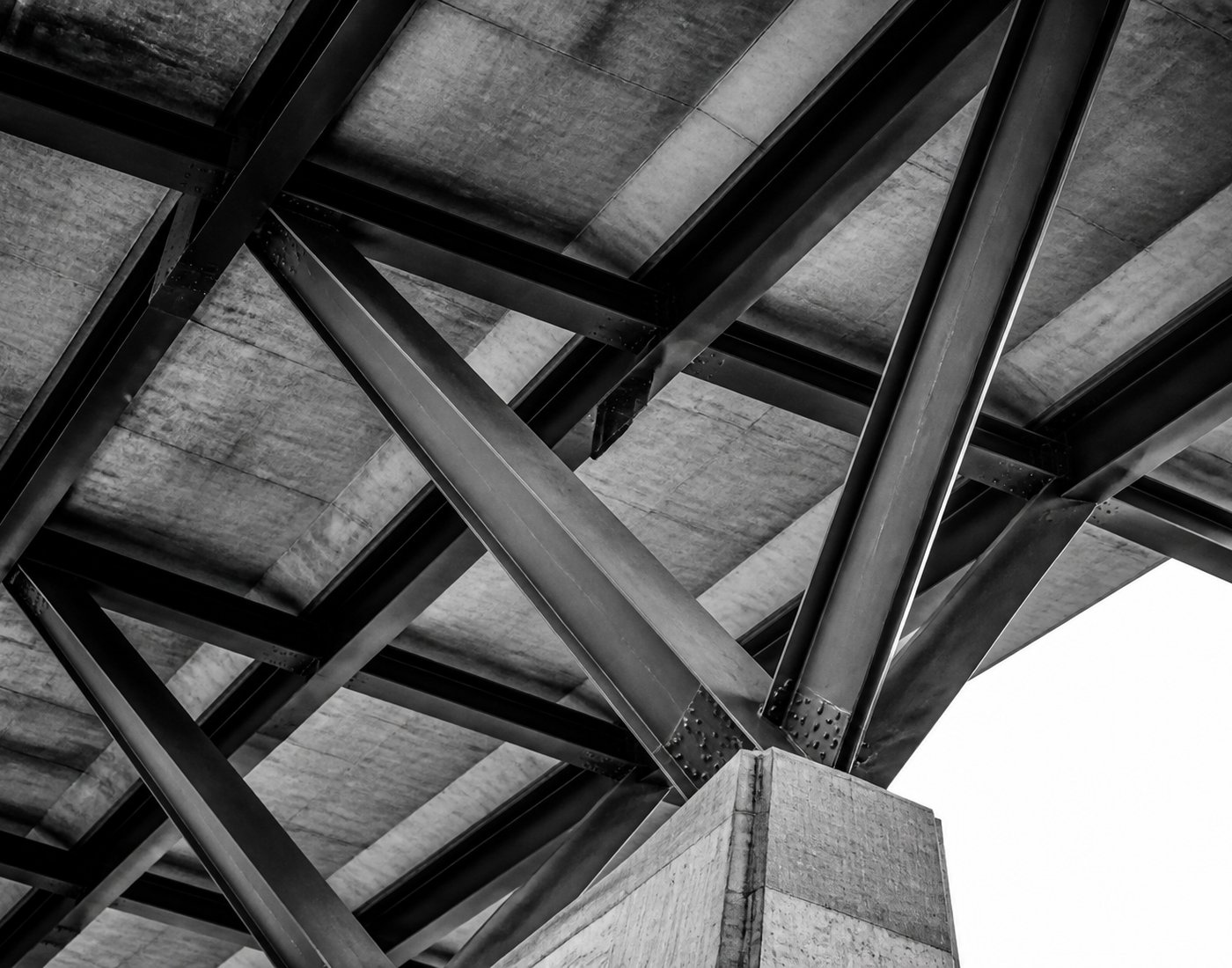 Stahl- und Betonkonstruktion von unten, harte Diagonalen